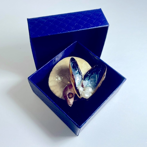 Handcrafted Shell Hair Clip - Picture 2 of 5